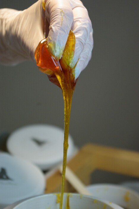 Kosmetikstudio-haarentfernung-zuckerpaste Zuckerpaser entfernt sanft und gründlich lästige Härchen, während deine Haut mit natürlicher Pflege verwöhnt wird. 🍯💆♀️